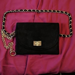 🎉 MOVING SALE🎉 black belt bag with gold chain!